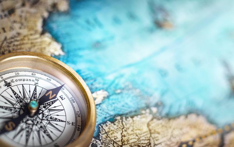 Magneettikompassi ja kartta.