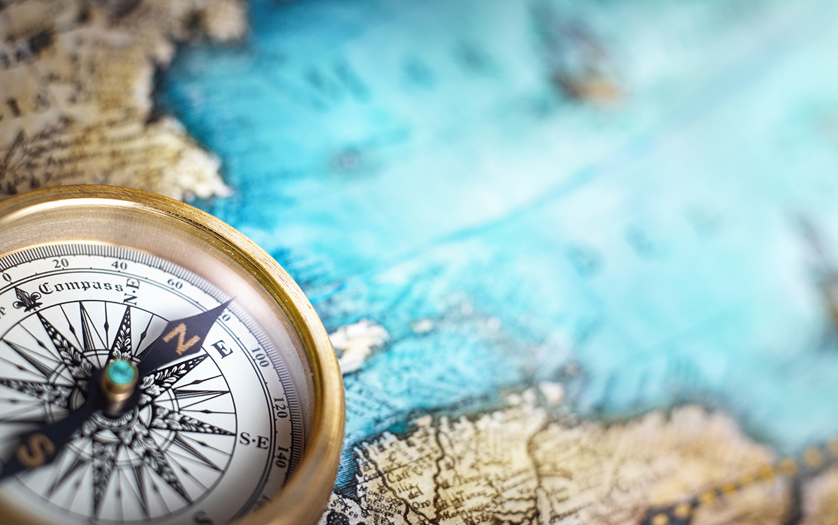Magneettikompassi ja kartta.