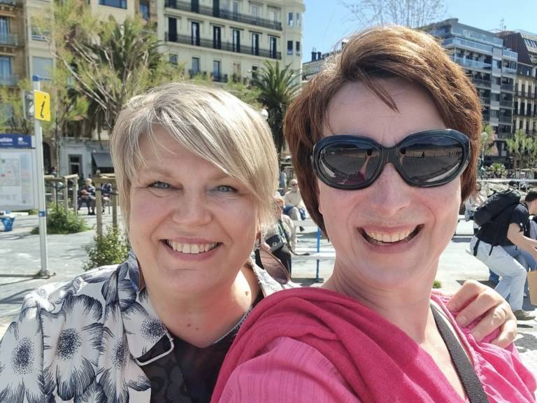 Kuvassa Nina ja Hanne hymyilevät.