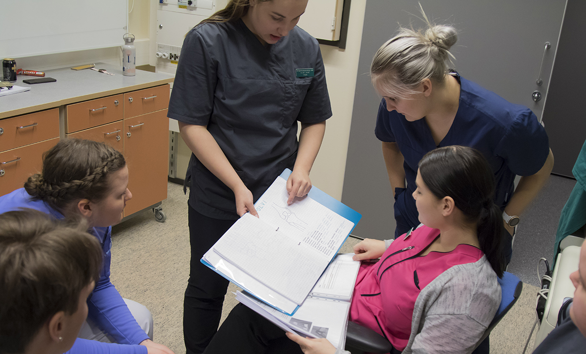 TAMKin röntgenhoitajaopiskelijoita osastopalaverissa