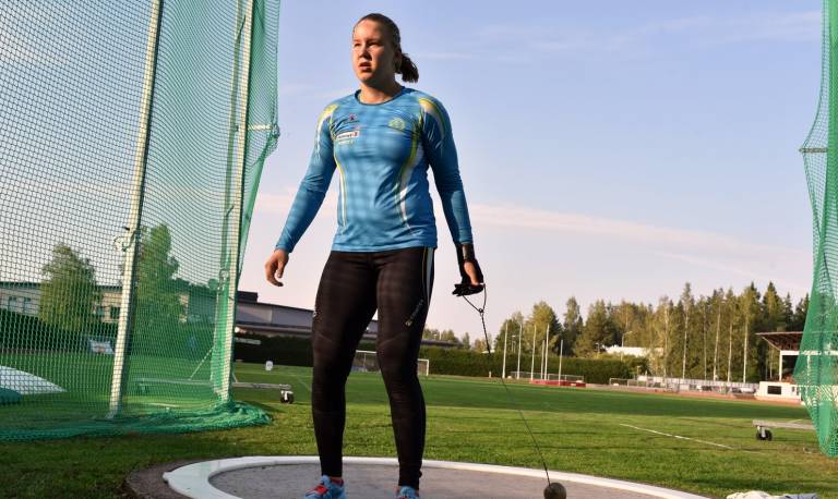 Johanna moukarinheittoringissä.