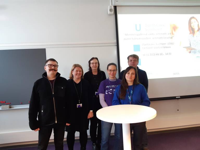 Hanketiimi ja opiskelija.