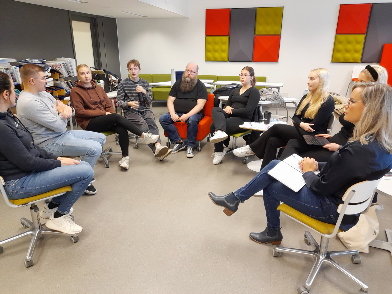 VETO-koulutuksen osallistujia istuu tuoleilla ja keskustelee piirimuodostelmassa.