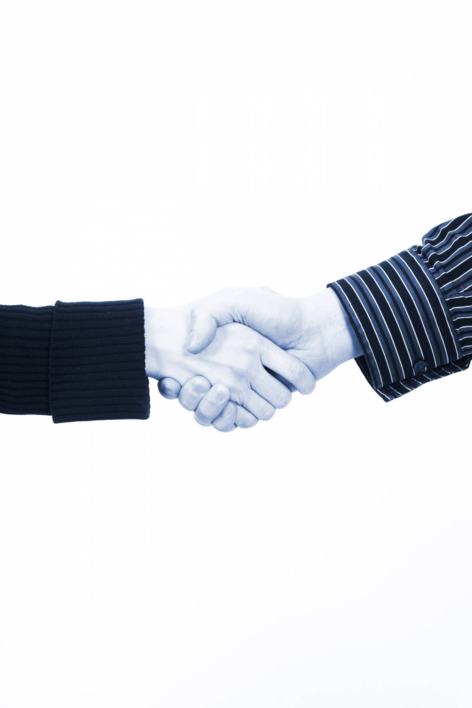 Kahden ihmisen kädet, jotka kättelevät toisiaan.