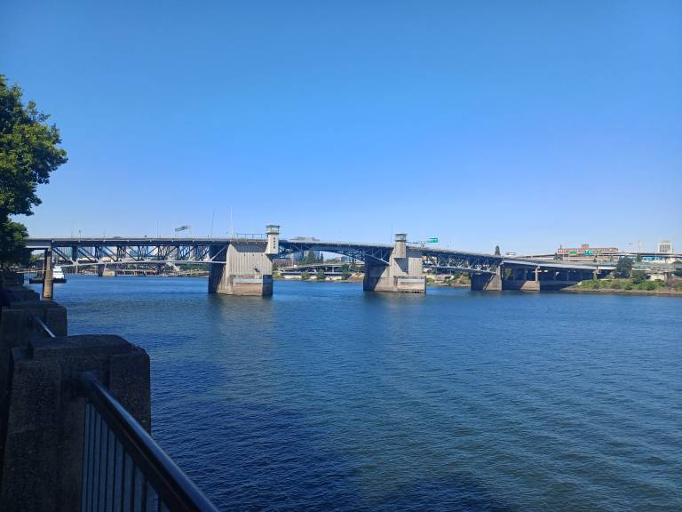 Joki, jonka ylittää silta.