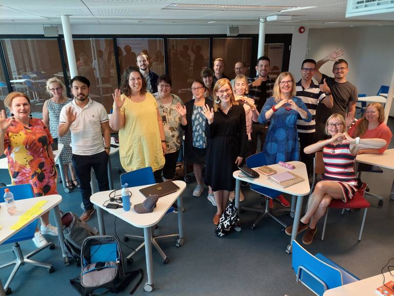 Kuva, jossa opettajajoukko vilkuttaa kameralle.