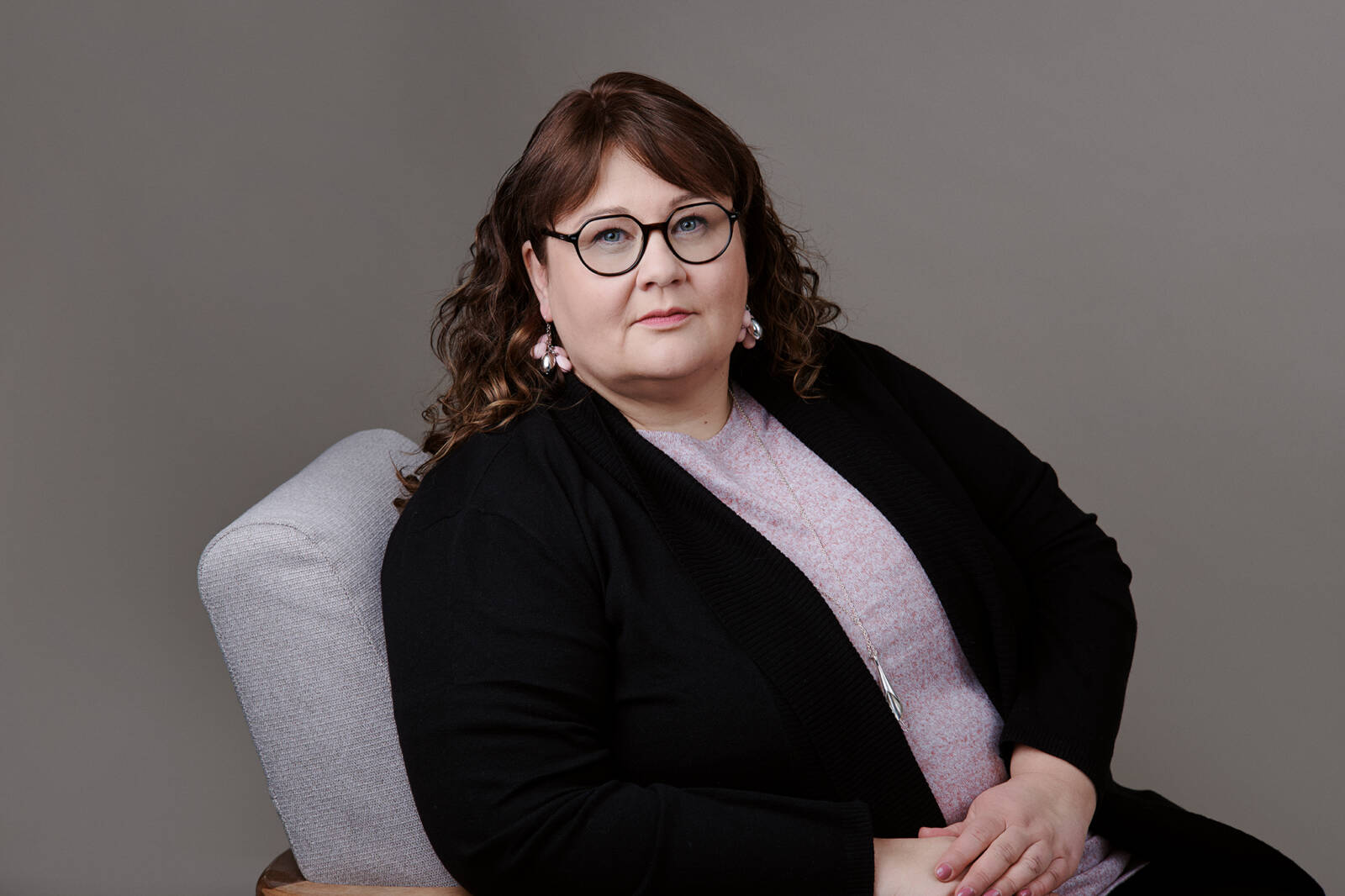 Kuva Sannasta istumassa.