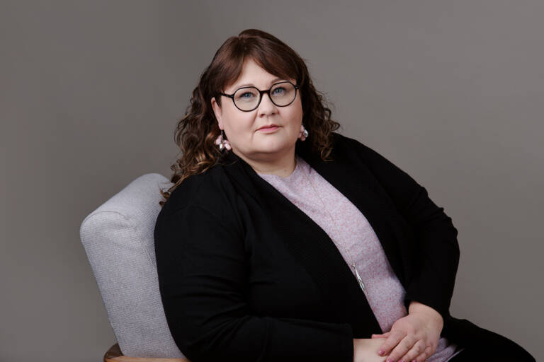 Kuva Sannasta istumassa.