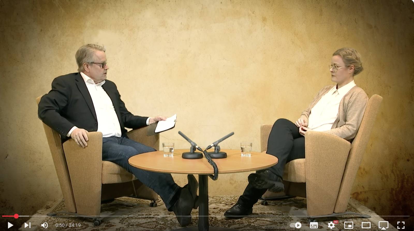 Matti Apunen ja Niina Lilja keskustelevat Ratkaisijat-videosarjassa