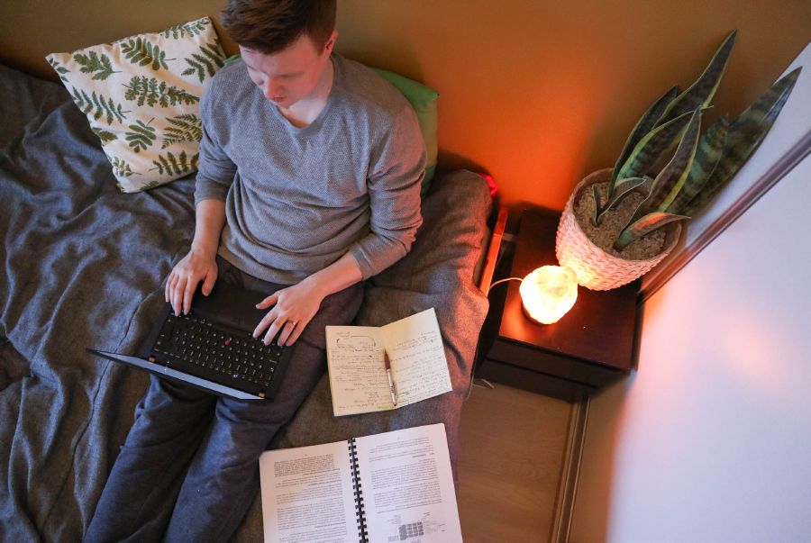 etäopiskelija kannettavan tietokoneen kanssa