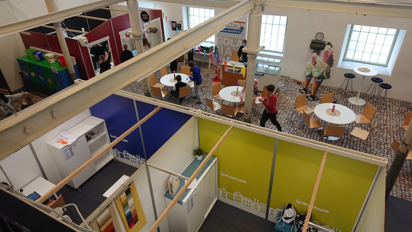 Yrityskylän kahvila.