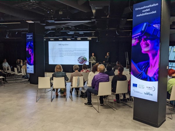 Ihmisiä istumassa ja seuraamassa VIRMA-hankkeen päätöstilaisuutta.