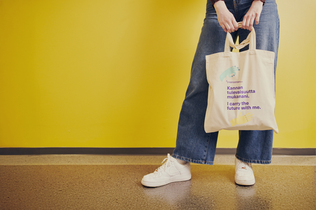 Opiskelija TAMK-kangaskassin kanssa.