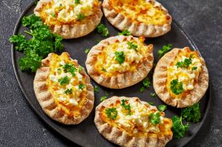 Karjalanpiirakoita munavoilla.