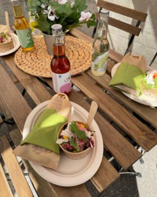 Pöytä katettuna ruoka-annoksilla.