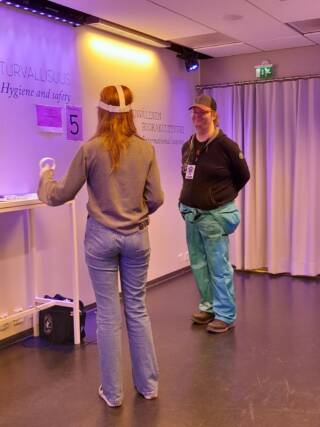 Kaksi ihmistä seisomassa.