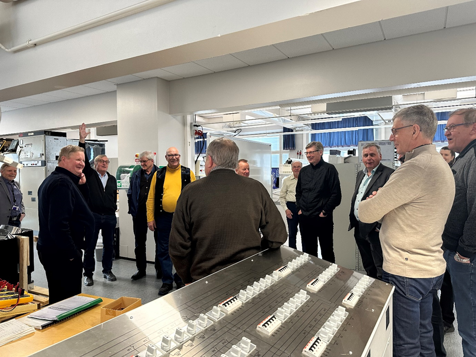 Ihmisiä seisomassa aulassa.