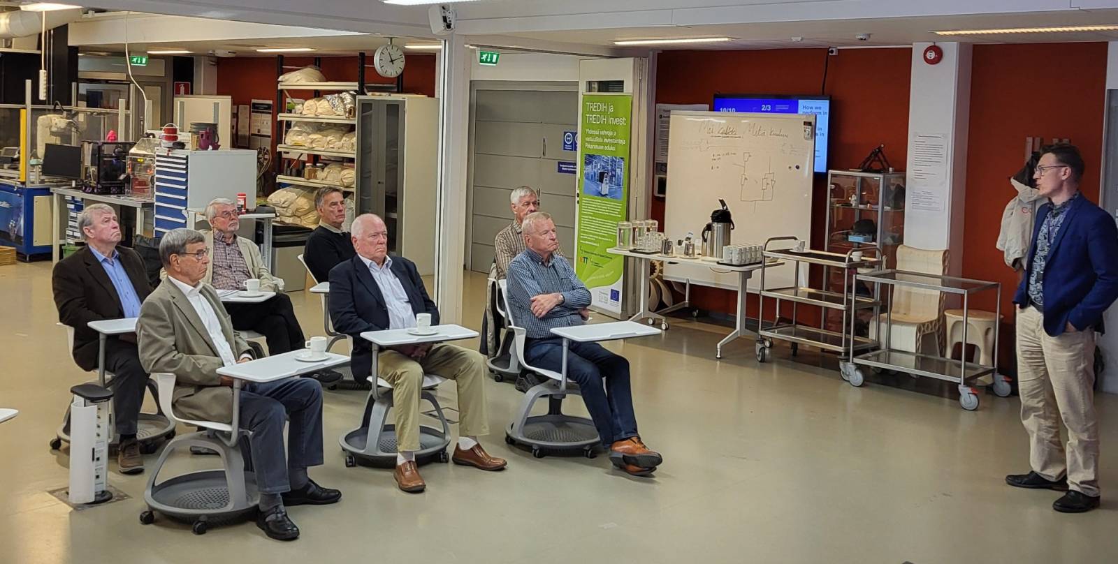 Kuvassa 1970-vuoden insinöörit.