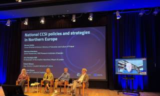 Kuvassa neljä ihmistä keskustelemassa EIT Culture & Creativity North -kumppanitapaamisessa.