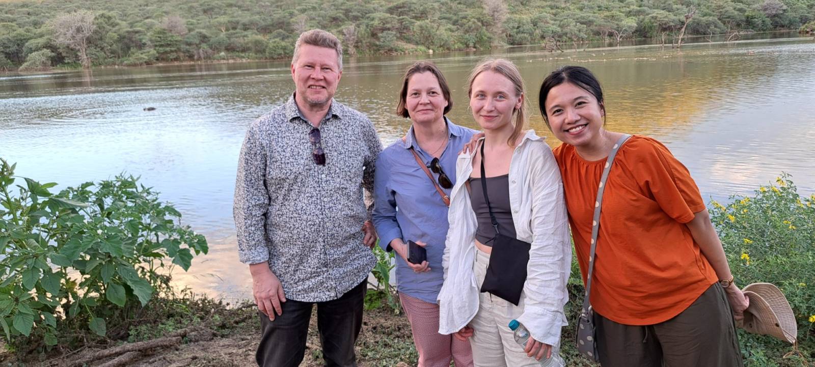 Kuvassa Mika Kautonen, Silja Kostia, Sonja Tiitola ja Ayu Pratiwi (Turun yliopisto), taustalla Gustavo, virtahepo.