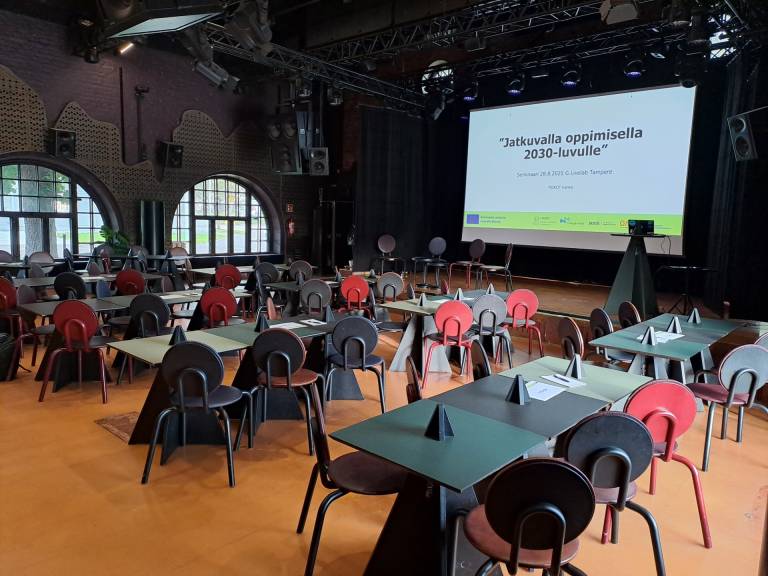 Kuva tyhjästä salista