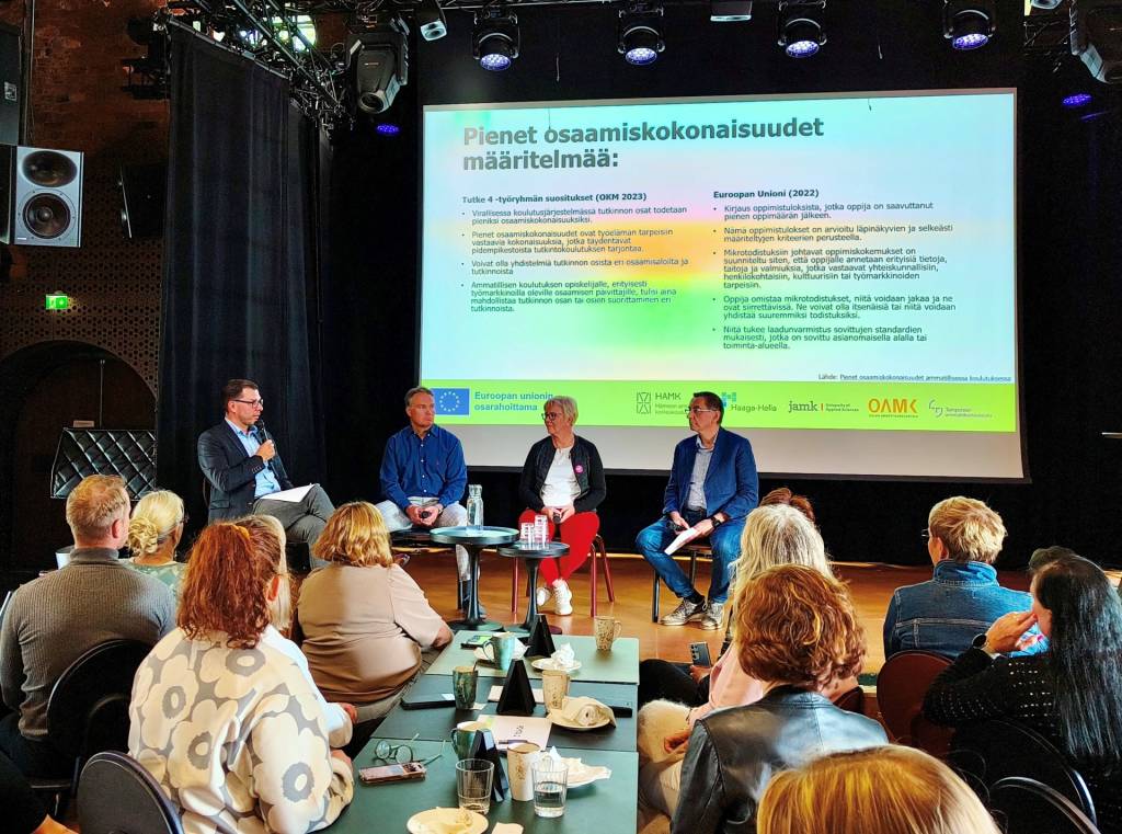 kuvassa Tuomas Mäki-Ontto TAMK ja panelistit Antti Lahti SASKY, Kirsi Viskari TREDU ja Raimo Alarova VAAO