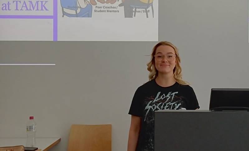 Picture of Vera doing her presentation during BIP in THWS, Germany.