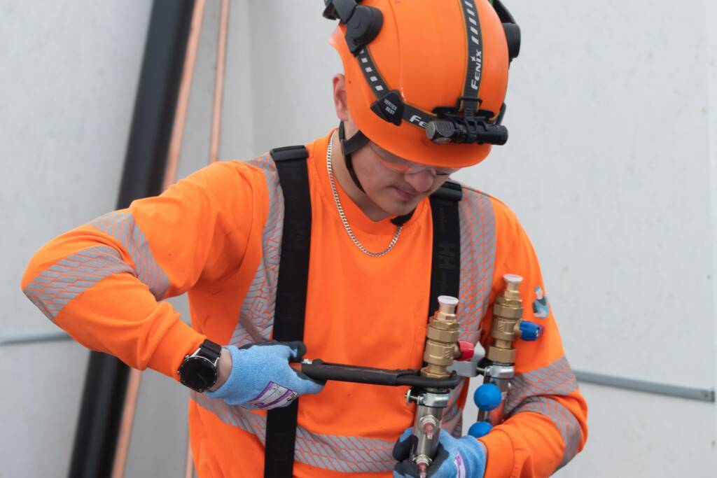 Ammatillisessa koulutuksessa huippuosaamista mitataan Taitaja-kilpailussa. Kuvat Taitaja2022 Pori, kuvassa putkiasennusta tekee Saku Hurtig.