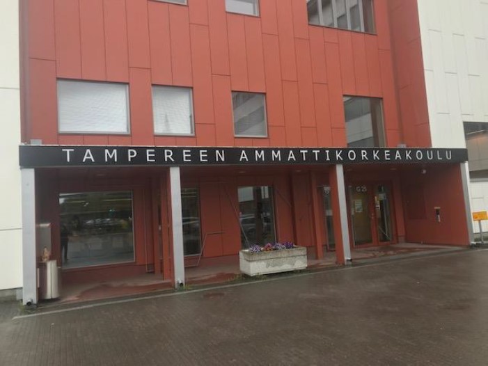 TAMKin rakennuksen sisäänkäynti.