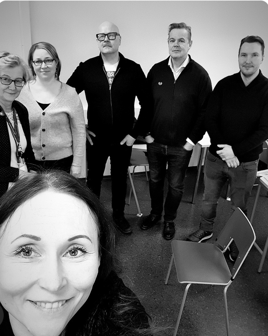 Kuusi henkilöä motivaatioseminaarissa.