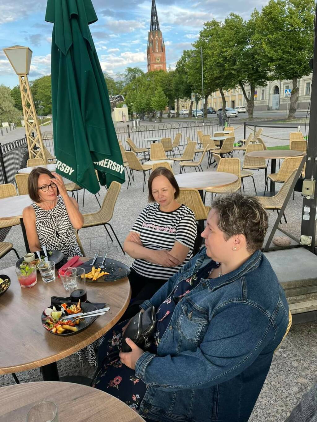 Kolme opiskelijaa pöydän ääressä.