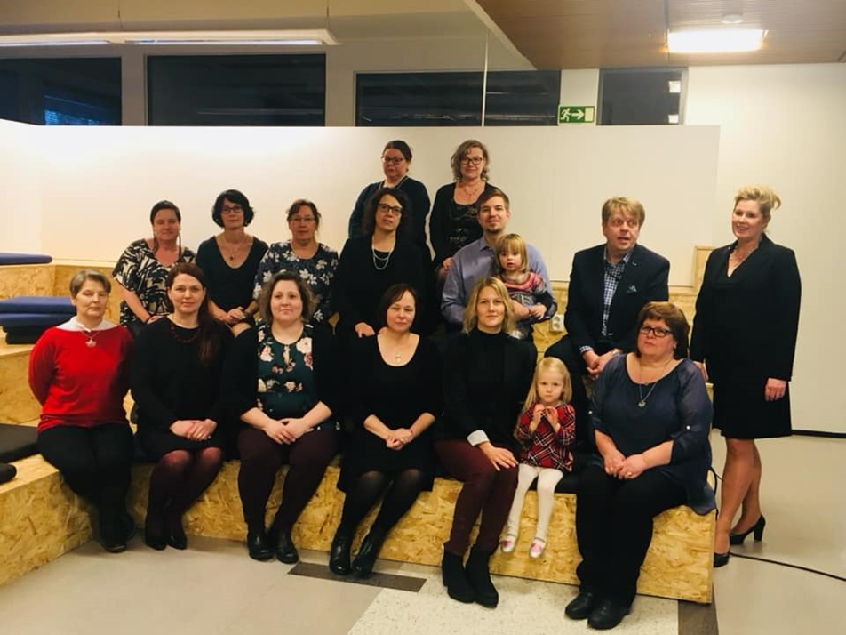 Ryhmäkuva valmistuneista opiskelijoista.