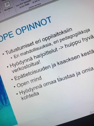Opeopinnoista kertova dia.