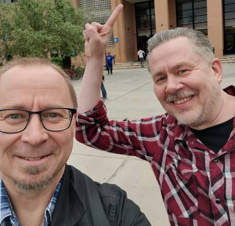 Jukka ja Ville kasvatustieteellisen rakennusten edessä.