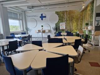 Kuva tyhjästä luokkahuoneesta.