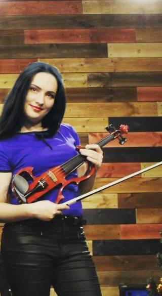 Tatiana viulun kanssa.