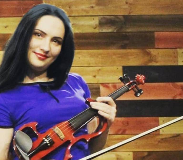Kuva Tatianasta viulun kanssa.
