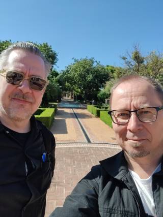 Ville ja Jukka yliopiston puistossa.