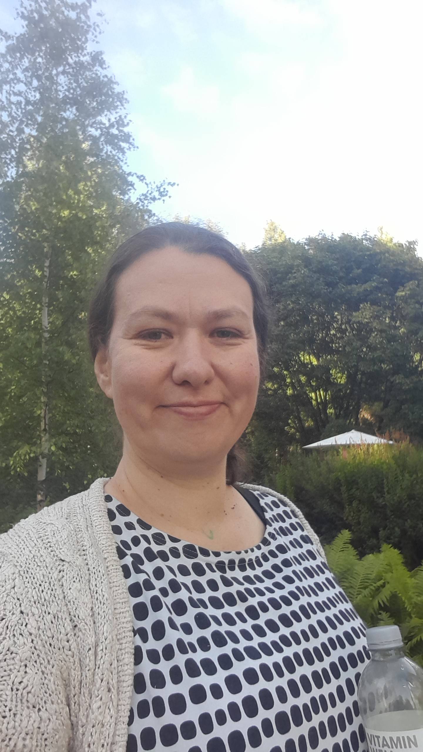 Sirpa hymyilee pusitossa.