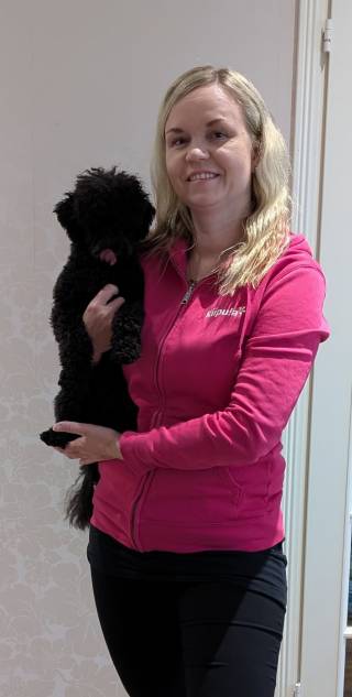 Heini, sylissä musta koira.