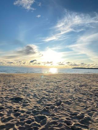 Aurinkoinen merenranta.