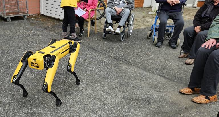 Spot robotti ja ihmisiä