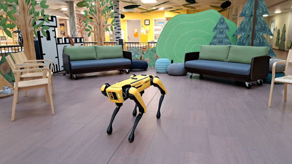 Spot-robotti sisällä.