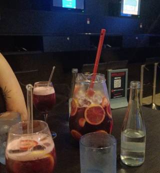 Drinkkejä ja pullovettä pöydällä