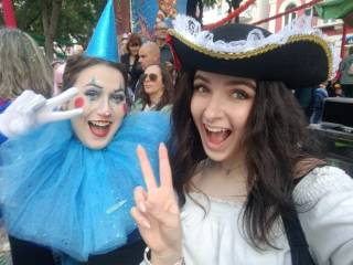 Siniseen ja valkoiseen karnevaaliasuun pukeutuneet henkilöt