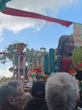 Kulkue, jossa kannetaan patsaita