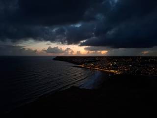 Auringonlasku, pivinen taivas, pilvien välistä vielä aurinko pilkottaa