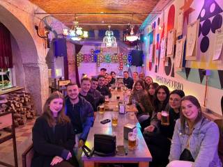 Ryhmä opiskelijoita pöydän ääressä