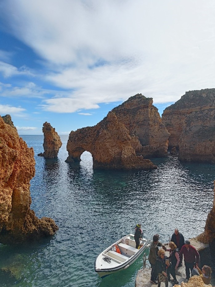 Meri ja jykevät rantakalliot