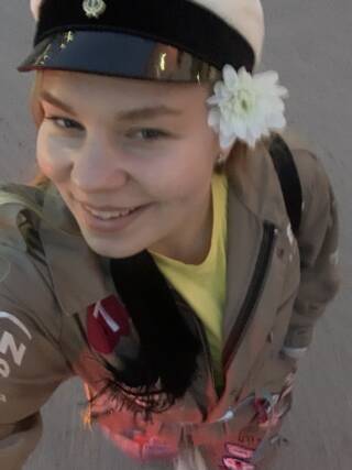 Selfie iloisesta teekkarista teekkarilakki päässä ja opiskelijahaalarit päällä.